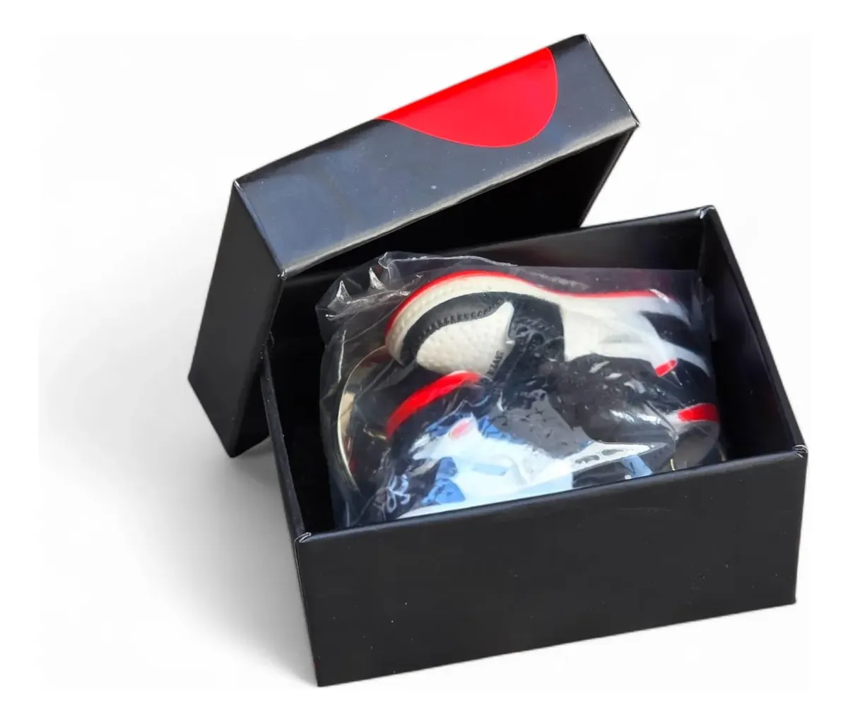 Llavero Tenis Nike Jordan con cajita.